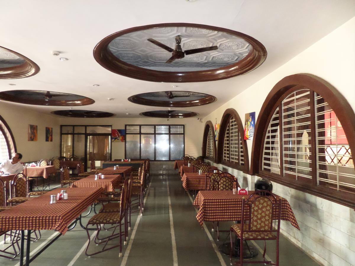 Hotel Ayodhya Нашик Екстериор снимка