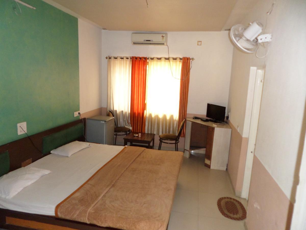 Hotel Ayodhya Нашик Екстериор снимка